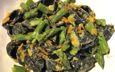 Conchiglie al nero di seppia con asparagi e bottarga di muggine