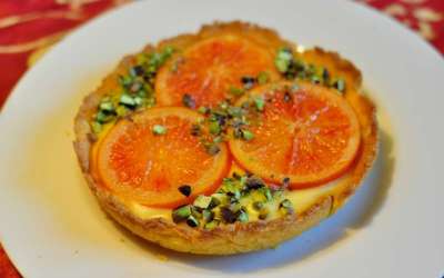 Crostata di fioretto di mais con  crema all’arancia e arancia caramellata