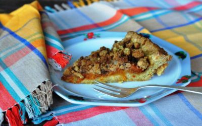 Crostata integrale alle albicocche caramellate con crumble