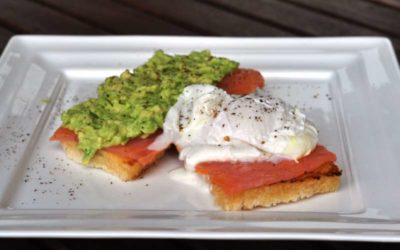 Eggs Benedict con salmone affumicato e avocado