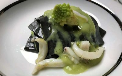 Lasagnetta aperta al nero di seppia con crema al cavolfiore, julienne di seppia scottata e besciamella leggera