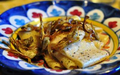 Paccheri cacio e pepe con carciofi fritti