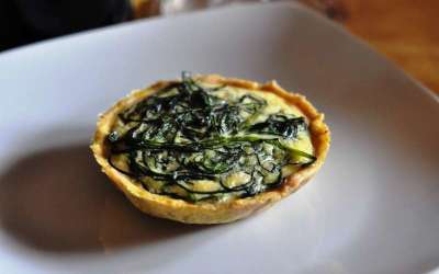 Quiche di farro e curcuma agli agretti