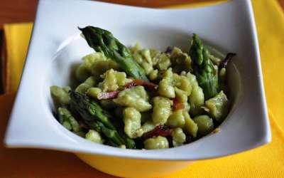 Spätzle ai piselli con asparagi e pancetta croccante