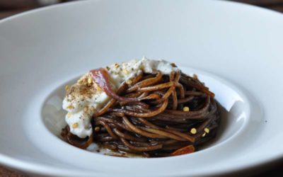 Golosaria e una ricetta: Spaghetto all’aglio nero di Aomori, burrata, capperi e acciughe da una ricetta di Andrea Bertarini