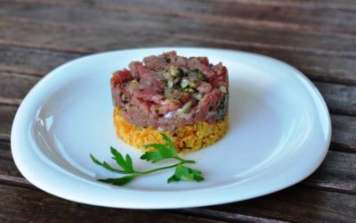 Tartare di Fassona su crumble di taralli e datterini gialli