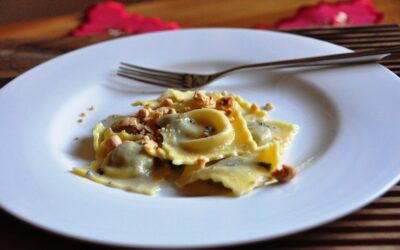 Salsa al gorgonzola naturale con nocciole su ravioloni al radicchio