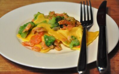 Gran Raviolo al salmone con salmone affumicato e broccoletti