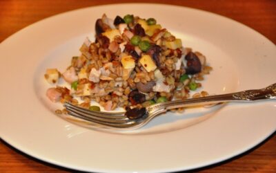 Insalata di pollo, prosciutto e farro