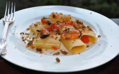 Paccheri con le cozze e crumble salato