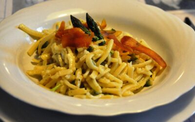 Scialatielli “Gragnano in corsa” con asparagi e petali di bottarga