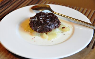 Tortino al cioccolato e pere caramellate