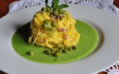 Tagliolini ai piselli su crema di piselli alla menta